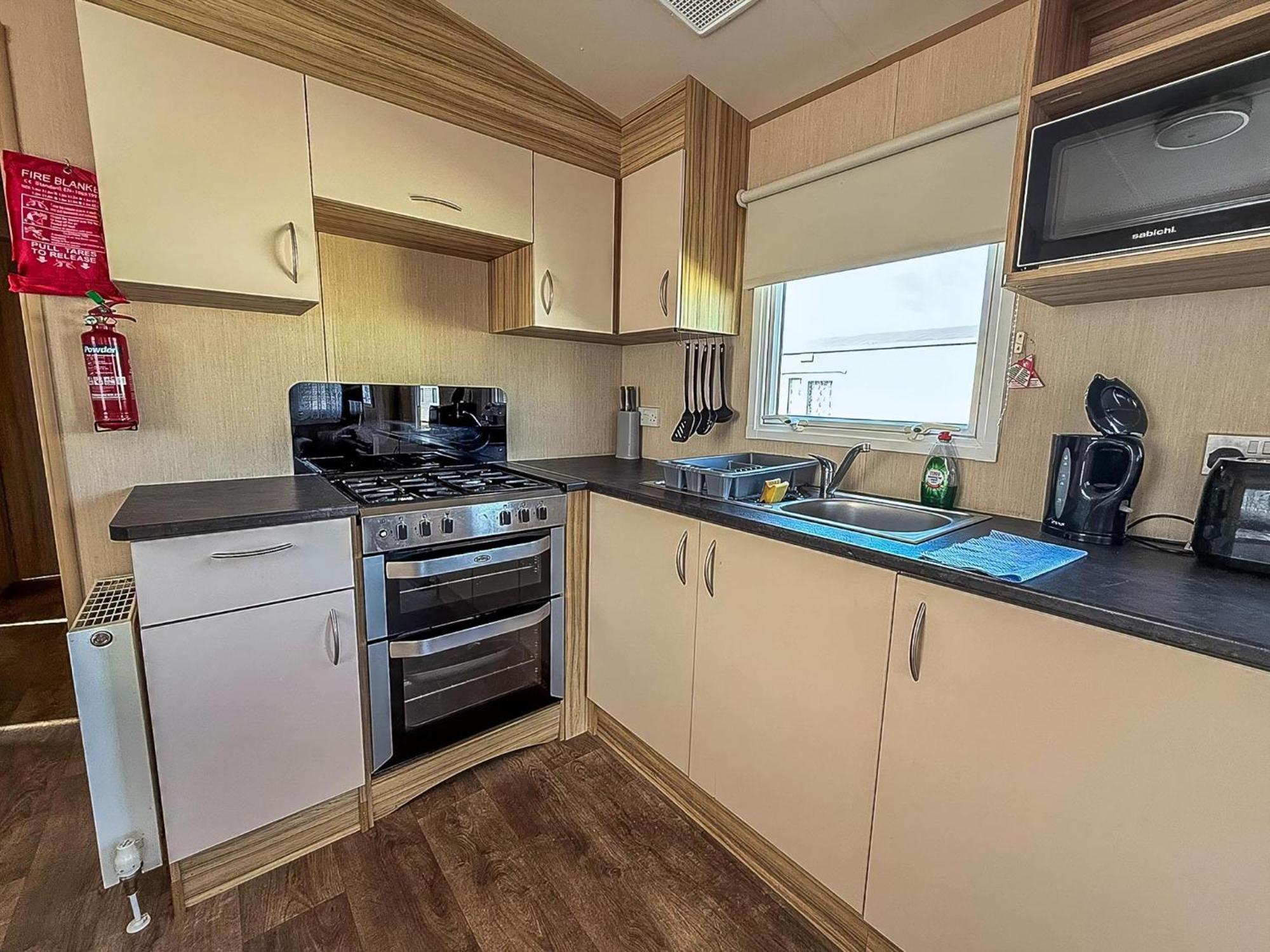 Great 8 Berth Caravan In Norfolk Near To Great Yarmouth Ref 20178Bs Hopton on Sea Екстер'єр фото